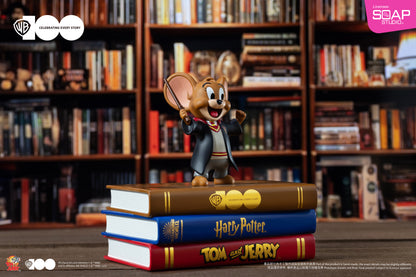 CA423  WB100TH Gryffindor Jerry Statue