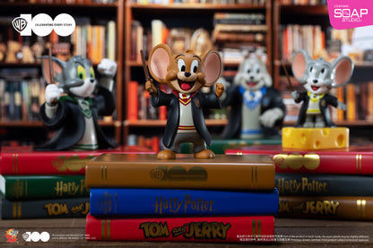 CA423  WB100TH Gryffindor Jerry Statue